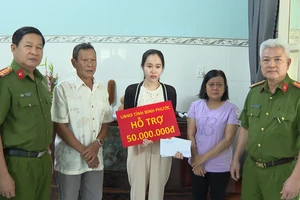 Bình Phước: Trao tiền trợ cấp cho công dân tham gia phòng chống tội phạm bị thiệt mạng