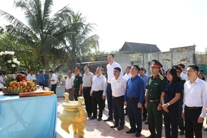 Trưởng Ban Tuyên giáo Trung ương dâng hương tưởng niệm anh hùng liệt sĩ tại tỉnh Tây Ninh 