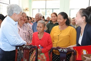Chủ tịch Ủy ban Trung ương MTTQ Việt Nam tặng quà người khó khăn tại Bình Phước