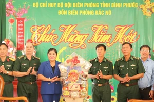 Lãnh đạo tỉnh Bình Phước thăm, tặng quà các đồn biên phòng 