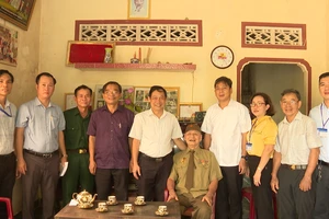 Lãnh đạo tỉnh Bình Phước thăm, tặng quà chiến sĩ trực tiếp tham gia chiến dịch Điện Biên Phủ 