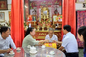 Lãnh đạo tỉnh Bình Phước thăm, tặng quà mẹ Việt Nam anh hùng và các đối tượng chính sách tại TP Đồng Xoài 