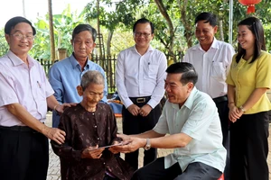 Lãnh đạo tỉnh Bình Phước thăm, tặng quà đối tượng chính sách tại huyện Bù Gia Mập