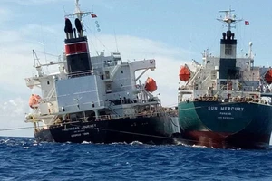 Tàu vận tải chở 30.000 tấn hóa chất bị mắc cạn trên biển.