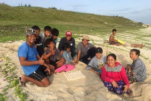 Nhân viên Khua bảo tồn biển Hòn Cau, ngư dân vô cùng vui mừng khi phát hiện ra 82 quả trứng rùa.