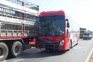 Xe giường nằm tông đuôi xe tải, 30 hành khách hoảng loạn