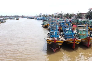 Tỉnh Bình Thuận yêu cầu các địa phương kêu gọi các tàu thuyền tìm nơi trú bão an toàn trước 17 giờ chiều nay.