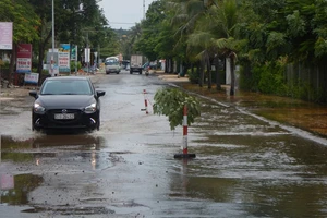 Sau những cơn mưa lớn là đường vào "thủ đô resort" lại ngập nặng.