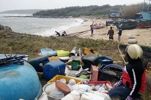 Hàng loạt bè cá của người dân bị sóng đánh trôi, thiệt hại hàng trăm triệu đồng. Ảnh: Văn Linh
