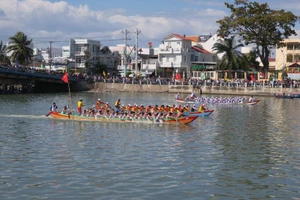 Lễ hội đua thuyền truyền thống của xứ biển Phan Thiết đã đem đến cho người dân và du khách một không khí vô cùng náo nhiệt.