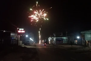 Pháo hoa được đốt sáng rực trong đêm giao thừa đón chào năm mới 2018 tại xã Ia Tô