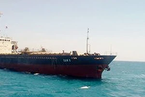 Tàu vận tải SAM 5 chở gần 8.000 tấn than bị mắc cạn