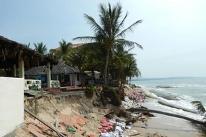 Cảnh tượng tan hoang tại các resort do bị biển xâm thực.