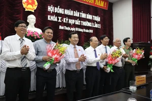 Ông Lê Tuấn Phong (thứ 3 từ phải qua) được bầu làm Phó Chủ tịch UBND tỉnh Bình Thuận.
