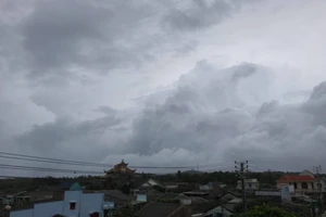 Sáng nay, đảo Phú Quý có mưa lớn kèm gió thổi mạnh, bầu trời mây kéo đen kịt