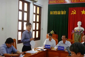 Ông Phan Đoàn Thái, Giám đốc Sở GD-ĐT tỉnh Bình Thuận thông tin tại hội nghị.