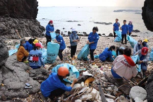 Phong trào dọn sạch rác bãi biển ở Phú Quý ngày càng lan rộng.