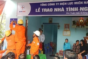 Điện lực miền Nam tổ chức buối lễ gắn bảng và trao nhà tình nghĩa cho gia đình bà Huỳnh Thị Thanh.