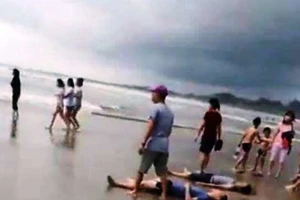 Vụ đuối nước tập thể thương tâm xảy ra tại bãi biển thuộc thị xã La Gi khiến 4 người chết, 2 người mất tích và 5 người bị thương.