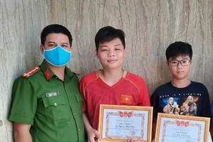 Ngoài bằng khen của Chủ tịch UBND tỉnh Bình Thuận, 2 em học sinh này còn được UBND phường Lạc Đạo tặng giấy khen. Ảnh: UBND phường Lạc Đạo cung cấp