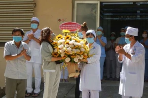 Các bệnh nhân mắc Covid-19 đã khỏi bệnh tặng hoa cảm ơn đội ngũ y bác sĩ.