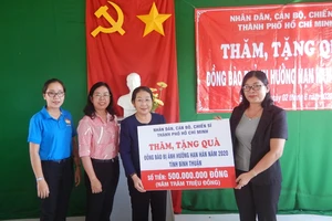 Phó Bí thư Thành ủy TPHCM Võ Thị Dung thăm, trao quà hỗ trợ người dân vùng tâm hạn Bình Thuận