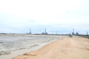 Bãi chứa tro, xỉ than của Trung tâm Điện lực Vĩnh Tân.