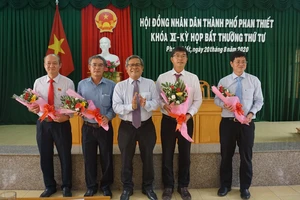 Ông Phan Nguyễn Hoàng Tân (thứ 2 từ phải qua) nhận nhiệm vụ mới.