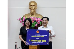 Nhân chuyến thăm và làm việc, Phó Chủ tịch nước Đặng Thị Ngọc Thịnh đã trao tặng 1,3 tỷ đồng cho Quỹ bảo trợ trẻ em tỉnh Bình Thuận.