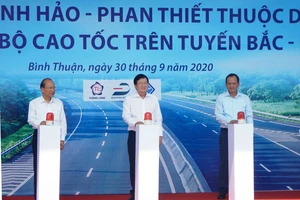 Phó Thủ tướng Chính phủ Trịnh Đình Dũng đã phát lệnh chính thức khởi công xây dựng đoạn cao tốc Vĩnh Hảo - Phan Thiết. 