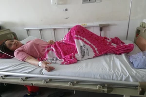 Các bệnh nhân nghi bị ngộ độc do ăn cá hồng chuối đang được điều trị tại bệnh viện.