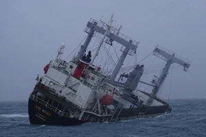 Tàu Xin Hong đang bị chìm trên vùng biển đảo Phú Quý, tỉnh Bình Thuận.