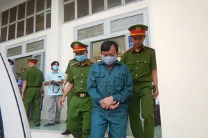 Trần Hoàng Khôi, nguyên Phó Chủ tịch UBND TP Phan Thiết được đưa về nơi giam giữ.