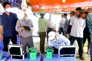 Đoàn kiểm tra liên ngành của TP Phan Thiết kiểm tra các cơ sở buôn bán khu vực làng Chài Mũi Né.