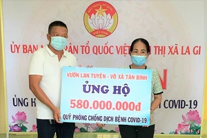 Anh Tuyên và gia đình đã tặng toàn bộ số tiền 580 triệu đồng từ việc bán đấu giá 2 cây lan quý cho Quỹ phòng chống dịch Covid-19