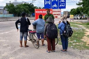 4 mẹ con đi xe đạp từ Đồng Nai về Nghệ An được hỗ trợ vé tàu về quê