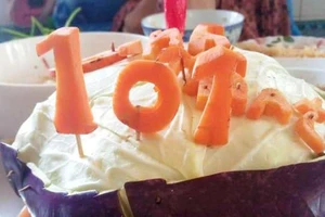 Hình ảnh chiếc bánh sinh nhật làm từ bắp cải được con rể làm tặng mẹ vợ tròn 101 tuổi khiến nhiều người xúc động.