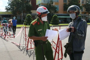 Lực lượng chức năng TP Phan Thiết kiểm tra giấy tờ những trường hợp được phép ra đường khi thành phố thực hiện biện pháp giãn cách xã hội theo Chỉ thị 16.