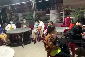 Lực lượng chức năng tỉnh Bình Thuận kịp thời phát hiện 15 người trong thùng xe tải đông lạnh đang tìm cách vượt chốt kiểm dịch để về quê.
