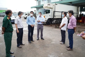 Ông Lê Tuấn Phong, Chủ tịch UBND tỉnh Bình Thuận kiểm tra công tác phòng, chống dịch Covid-19 tại một số nơi ở TP Phan Thiết vào hôm 4-10