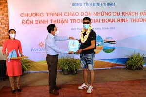 Lãnh đạo tỉnh Bình Thuận tặng hoa cho những vị khách đến .du lịch tại địa phương