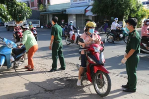 Một số người dân Phan Thiết bị xử phạt vi phạm hành chính vì thiếu các giấy tờ khi ra, vào "vùng đỏ".