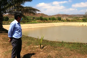Hồ chứa nước thô của Nhà máy nước Thuận Nam đã cạn tới mực nước chết.