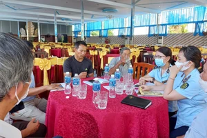 Cục quản lý thị trường tỉnh Bình Thuận và các đơn vị liên quan làm việc với nhà hàng Hùng Vương.