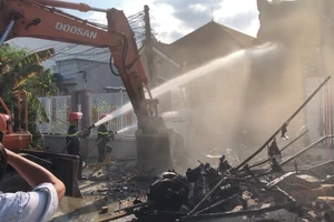 Lực lượng chức năng nỗ lực dập lửa và tìm kiếm các nạn nhân được cho là đang mắc kẹt trong ngôi nhà bị cháy.