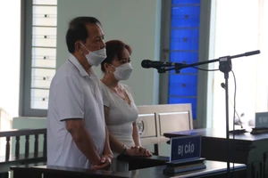 Ông Hồ Ngọc Thạch cùng vợ là Phạm Thị Kim Oanh tại phiên tòa