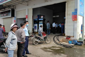 Ngư dân TP Phan Thiết đến các cây xăng để mua dầu nhưng đều được thông báo là đã hết hàng.