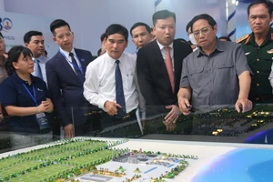 Thủ tướng Phạm Minh Chính tham quan mô hình và tìm hiểu dự án Khu công nghiệp Sơn Mỹ 1.