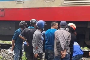 Vụ tại nạn khiến 1 phụ nữ bị kéo lê dưới gầm tàu lửa gần 1km.