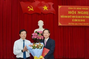 Ông Mai Văn Chính (trái) trao hoa chúc mừng Phó Bí thư Tỉnh ủy Bình Thuận Đoàn Anh Dũng. 